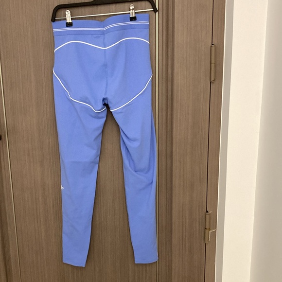 ALO Yoga Women’s Blue Sports Bra Set - Picture 10 of 13